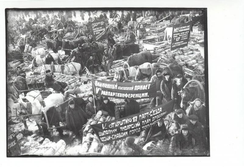 Подвозка дров, 1930-е, Калининская обл., г. Кимры. Транспаранты: «Пламенный колхозный привет Vй райпартконференции.»; «К открытию 17 партсъезда выполним январский план дрововывозки – снабдим город топливом».        До 14 января 1929 года город Кимры входил в состав Тверской губернии; с 14 января 1929 года по 3 июня 1929 года – в состав Центрально-Промышленной области; с 3 июня 1929 года – в состав Московской области, с 29 января 1935 года – в состав Калининской (ныне Тверской) области.