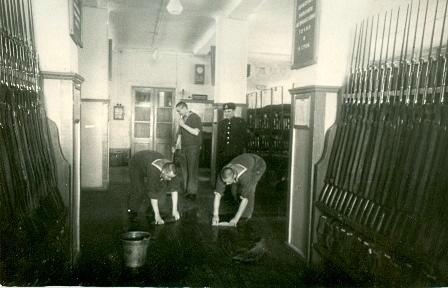 Матросы, моющие пол в оружейном помещении, 1940-е