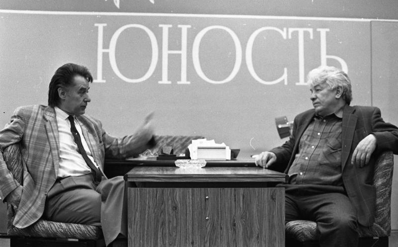 Владимир Войнович и Андрей Дементьев в редакции журнала «Юность», 1990 год, г. Москва. Видео «"Юность" была у всех» с этой фотографией.