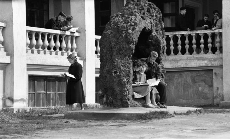 Во дворе института, 1958 год, г. Свердловск
