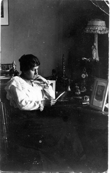Портрет молодой женщины, читающей письмо, 1910-е