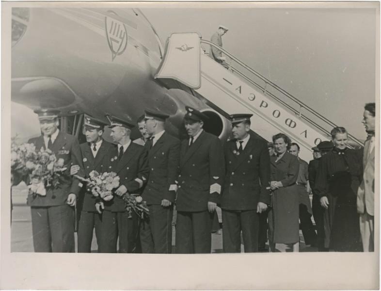 Летчик Павел Михайлов (первый слева) с коллегами у трапа самолета, 1960-е