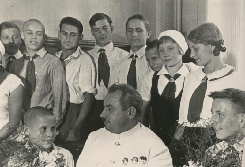 Герой Советского Союза Иван Папанин со школьниками, 1938 год