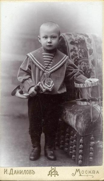 Портрет мальчика с барабаном, 1900 - 1907, г. Москва. Коллодион.Выставка «Дореволюционная Россия: дети и их игрушки» с этой фотографией.&nbsp;