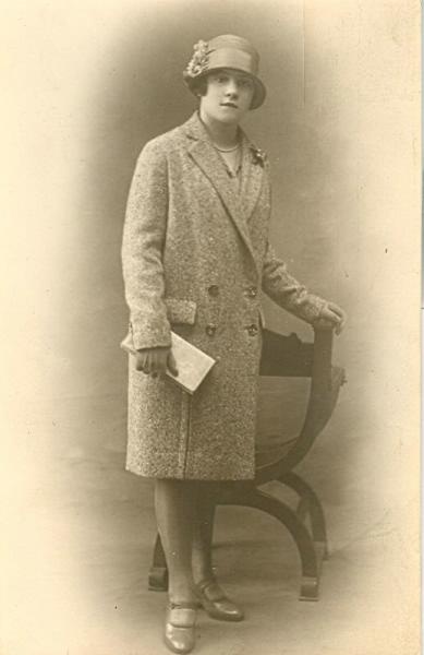 Молодая женщина в пальто, 1920-е. Выставка «Женская сумка и женский характер» с этой фотографией.&nbsp;