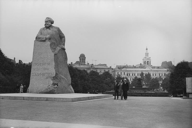 Памятник Карлу Марксу в Москве, 1962 - 1965, г. Москва, пл. Свердлова. Ныне - Театральная площадь. Вдали - Богоявленский собор бывшего Богоявленского монастыря.