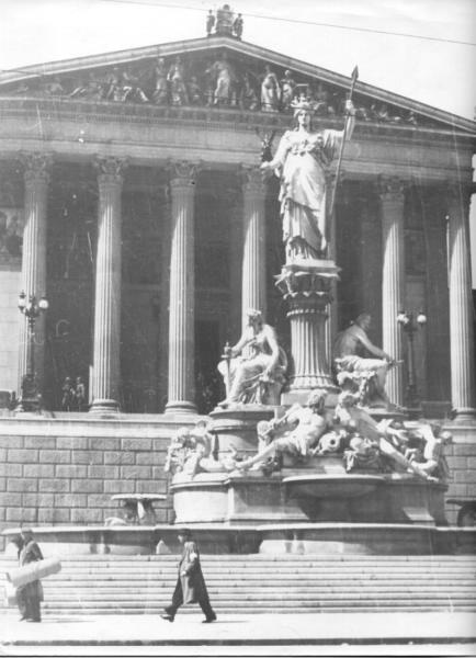 У здания австрийского парламента в Вене, 14 мая 1945, г. Вена