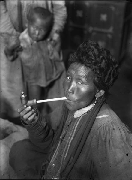 Курящая калмычка, 1929 год. Выставка «Не Курить!» с этой фотографией.