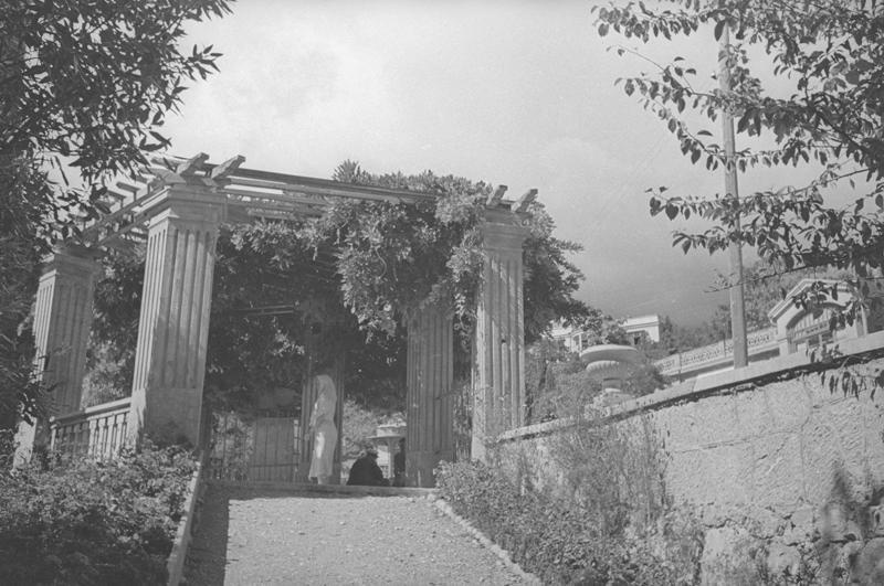 Пандус и пергола в парке, 1930-е, Крым, пгт. Симеиз
