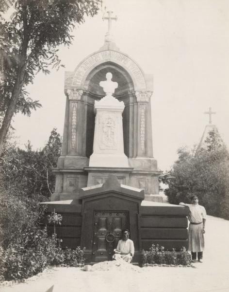 Памятник на могиле графа Эдуарда Тотлебена на Братском кладбище, 1880 - 1890, г. Севастополь