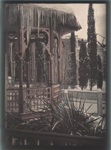 Беседка, 1910-е, Таврическая губ., Крым, г. Ялта. Выставка&nbsp;«10 автохромов Петра Вединисова» с этой фотографией.
