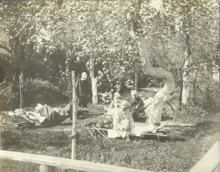 Раненые в саду госпиталя, 1914 - 1918. Из серии «Хроники жизни полевого госпиталя».
