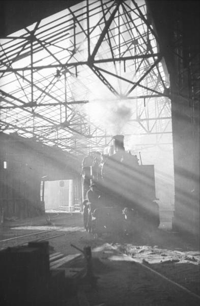Паровоз в мартеновском цеху, 1937 год, г. Магнитогорск. Видео «Магнитка» с этой фотографией.