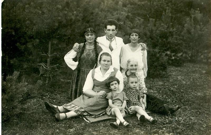 Семейный портрет на природе, 1920-е