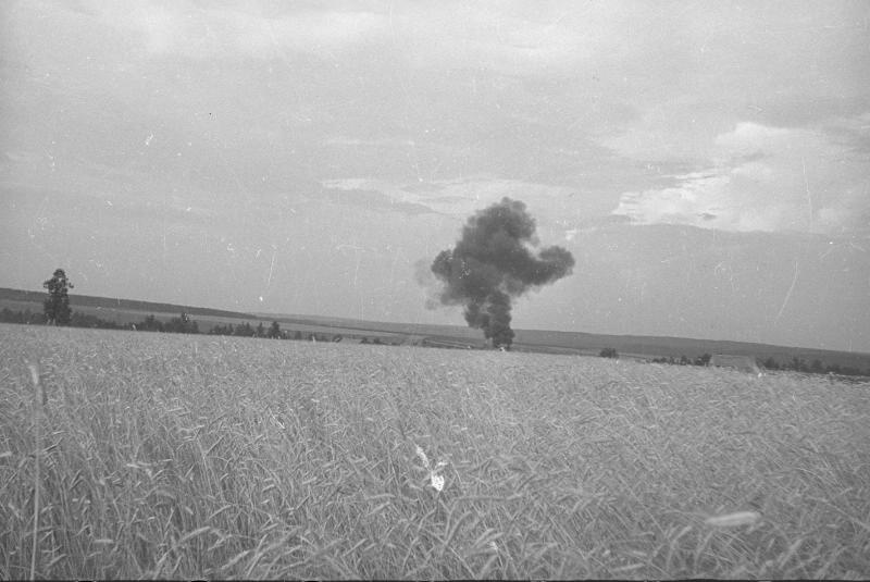Дым от взрыва над полем, 1937 - 1945