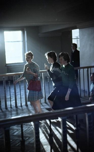 В фойе МГУ, 1963 год, г. Москва. Видео «Спиной к ректорату» с этой фотографией.