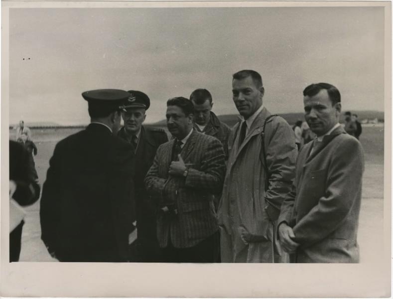 На аэродроме Туз-Бей американские лидеровщики знакомятся с Борисом Бугаевым, 1950-е, США