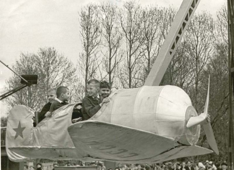 Новый аттракцион «Самолет» в день открытия парка, 24 мая 1964, г. Череповец. Выставка «Парк собирает друзей» с этой фотографией.&nbsp;