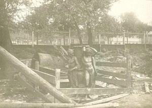 Фонтан работы Ивана Витали, ранее стоявший на Лубянской площади, 1934 год, г. Москва. Фонтан был сооружен в 1835 году. Выполнял роль водозаборного бассейна, куда подавалась питьевая вода из Мытищинского водопровода. В 1934 году был демонтирован и перенесен во внутренний двор Александрийского дворца (где размещается президиум РАН) в Нескучном саду, где и находится до сих пор. В настоящее время не работает.Выставки&nbsp;«Скульптурное ню» и «Включай фонтан!» с этой фотографией.