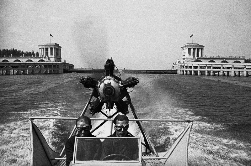 Первый глиссер на канале Москва – Волга, 1937 год. Выставка «20 фотографий 1937 года» и&nbsp;видео «Строительство канала Москва — Волга» с этой фотографией.