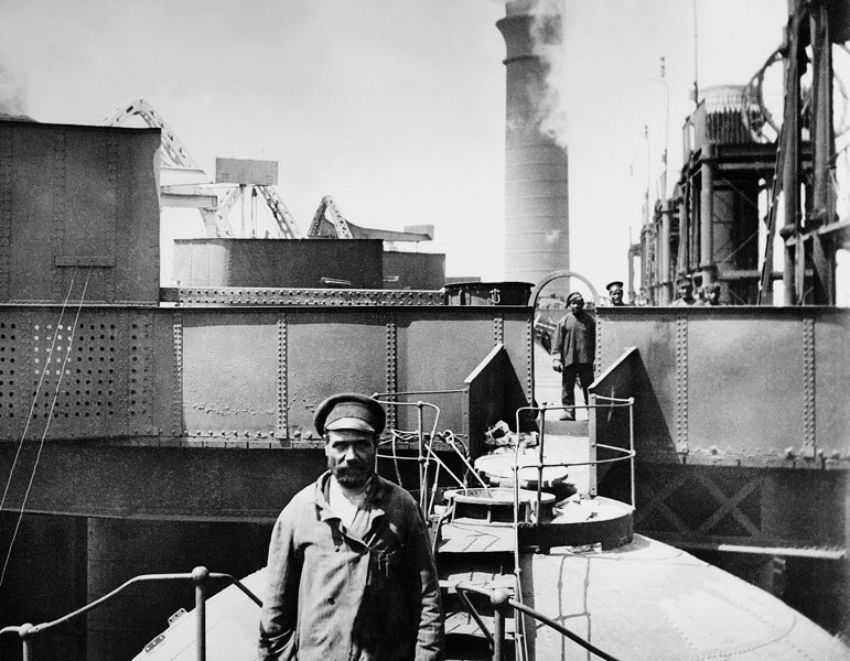 Рабочий на фоне обогатительной фабрики, 1910-е, Урал