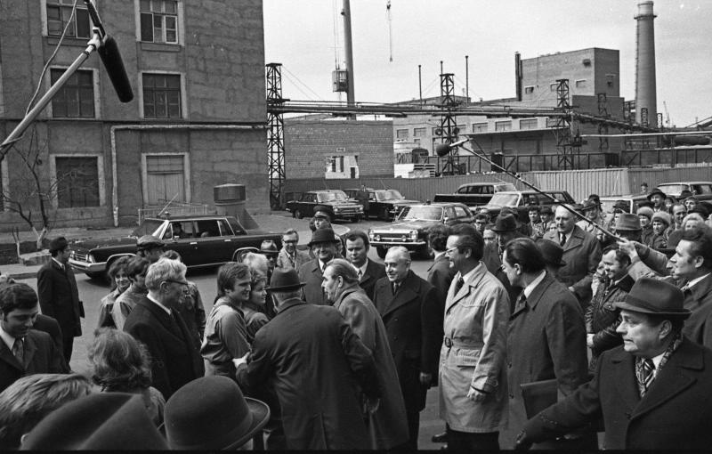 Приветствие Леонида Брежнева молодыми рабочими ЗИЛа, 30 апреля 1976, г. Москва