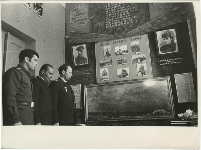 Брат и внучатый племянник Сергея Оганяна у музейного стенда, 1970-е