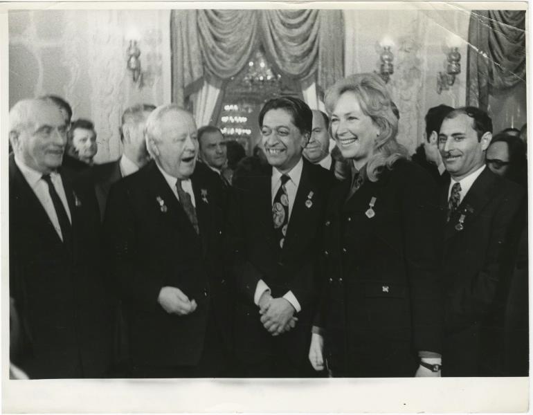 Ромеш Чандра и Клара Лучко во время собрания участников Всемирного Движения сторонников мира, 1974 год, г. Москва