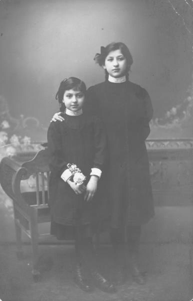 Портрет двух сестер-гимназисток, 1912 год, Волынская губ., г. Житомир. Фотография выполнена на бланке открытого письма.