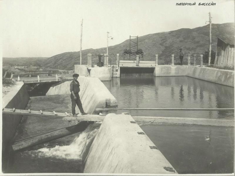 Напорный бассейн, 1930-е, Азербайджан. Нижне-Зурнабадская гидроэлектростанция введена в эксплуатацию в 1928 году. Особенностью постройки этой станции было применение деревянных труб.