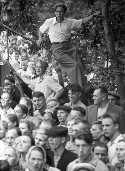 Праздник на озере Круглое. Народные гуляния. Зрители., 1958 год, Московская обл., Краснополянский р-н