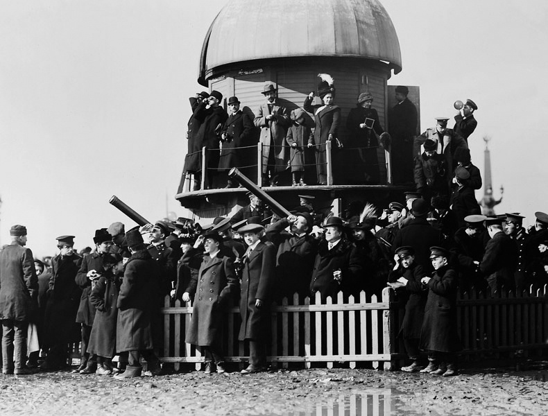 Станция для наблюдения солнечного затмения на Марсовом поле, 4 апреля 1912, г. Санкт-Петербург. 17-е апреля по новому стилю.