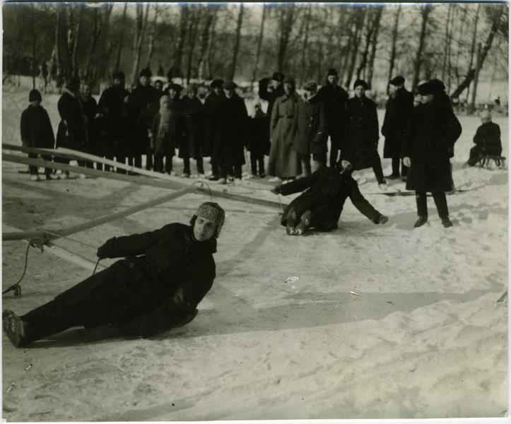 Праздник Красной армии на Воробьевых горах, февраль 1923, г. Москва. Выставка «Сто лет на карусели» с этой фотографией.