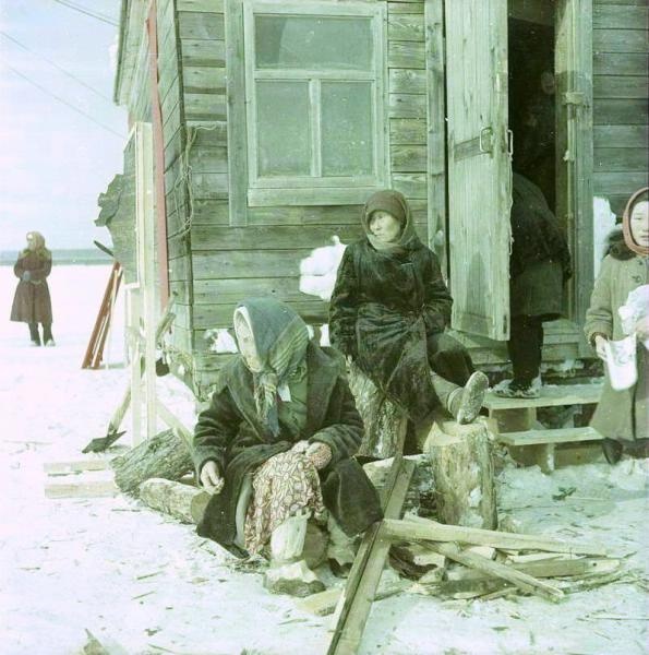 Женщины-нивхи около дома, 1968 год, о. Сахалин