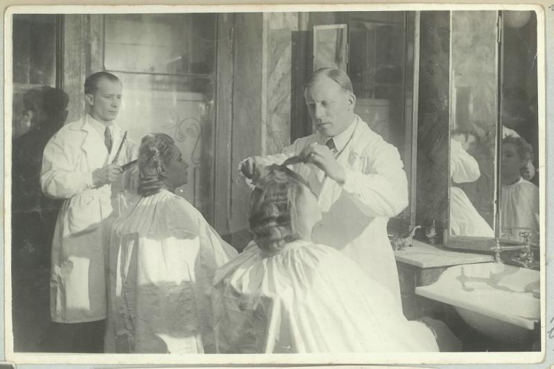 В парикмахерской, 1930-е. Выставка «СССР: Советские Стрижки Стильное Ретро» с этой фотографией.&nbsp;