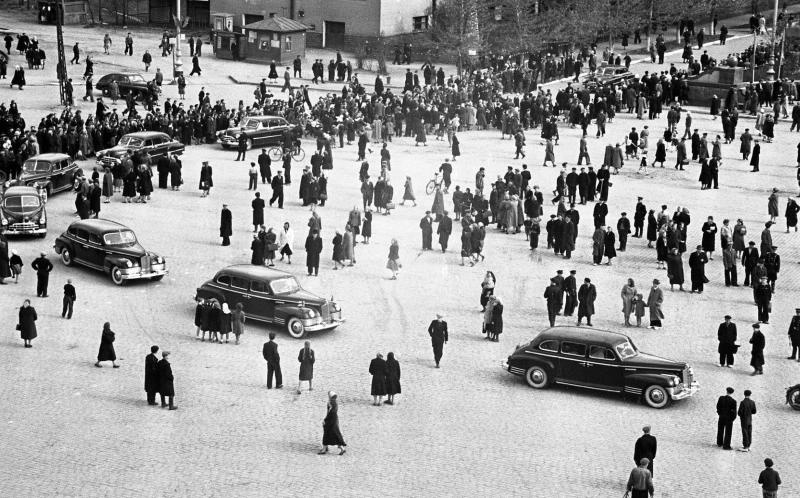 Люди и кортеж из машин на площади Первой пятилетки, 1958 год, г. Свердловск