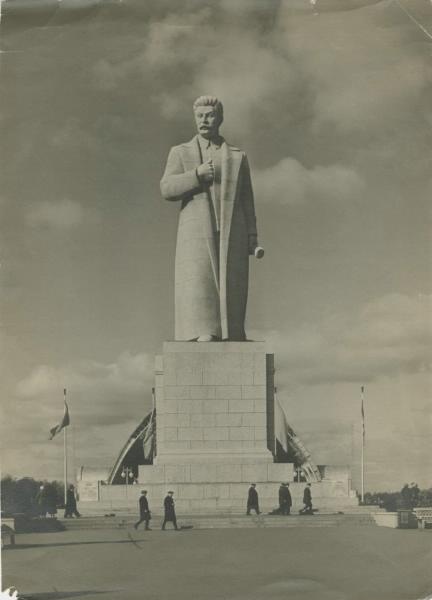 Памятник Иосифу Сталину на ВСХВ, 1939 - 1951, г. Москва