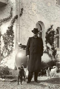 Антон Чехов на прогулке, 1901 - 1903, Таврическая губ., Крым, г. Ялта. Коллодион.&nbsp;Выставки&nbsp;«10 лучших фотографий Крыма»,  «10 лучших фотографий писателей», «Крым»,&nbsp;«"Свободы хочется и денег…": из писем Чехова», «Флагманские фотографии. Выбор редакции», «Трость», «Ялта – город счастья», «Дореволюционная Россия отдыхает» и видео «Чехов: "Медицина — жена, литература — любовница"», «Пора гулять»&nbsp;с этой фотографией.