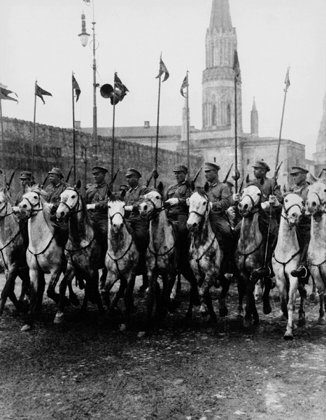 Военный парад на Красной площади в день 1 Мая, 1 мая 1920, г. Москва. Выставка «Петр Оцуп. Официальный государственный фотограф» с этим снимком.