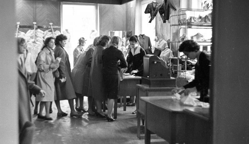В салоне для новобрачных на проспекте Мира, 1961 год, г. Москва