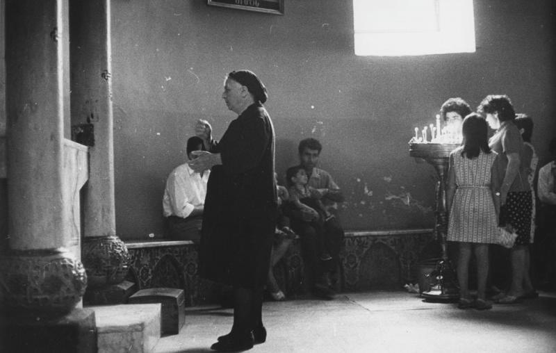 В храме, 1960-е, Армянская ССР. Выставка «Молитва» с этой фотографией.
