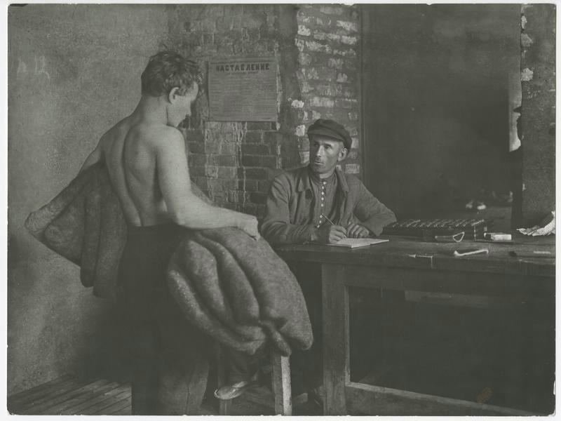 Предъявление выполненной работы учетчику в мастерской по изготовлению валенок, 1920-е