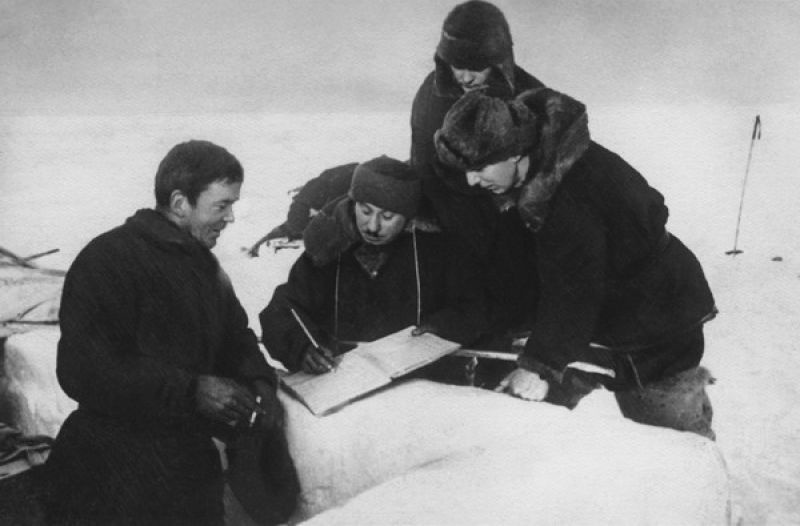 Иван Папанин, Петр Ширшов, Эрнст Кренкель и Евгений Федоров подписывают рапорт товарищу Сталина, 1938 год