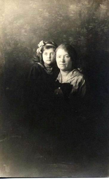 Портрет пожилой женщины с девочкой, 1912 - 1917