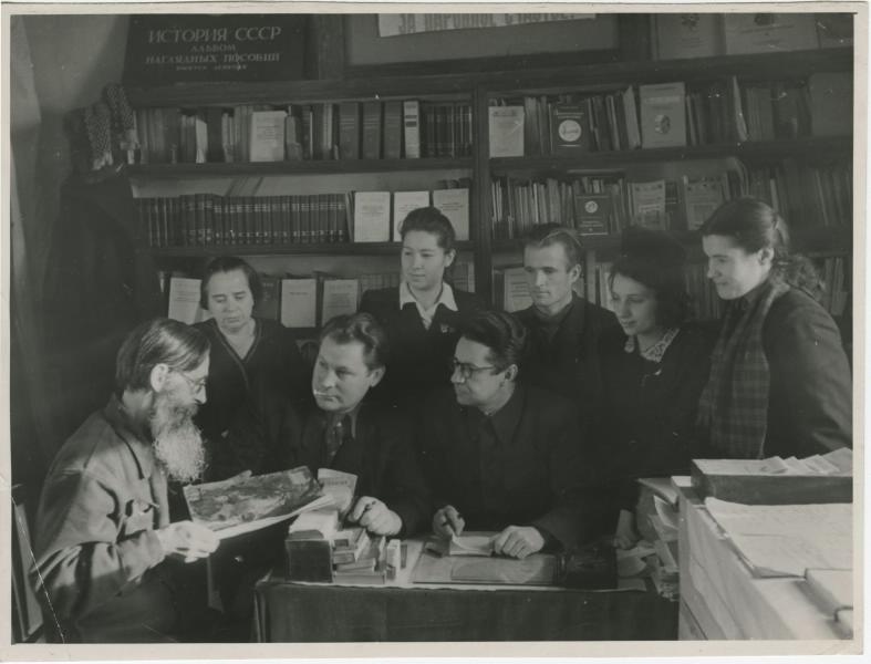 Группа людей в библиотеке, 1950-е