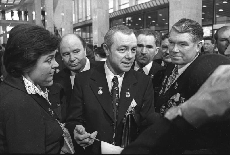 Кирилл Лавров с делегатами XXV съезда КПСС, 24 февраля 1976 - 5 марта 1976, г. Москва