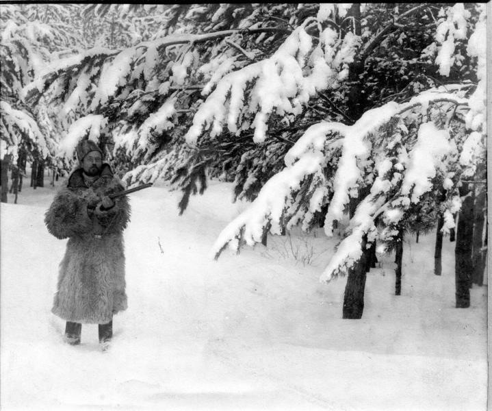Охотник в зимнем лесу, 1900-е. Выставка «Рождественское настроение» с этой фотографией.&nbsp;
