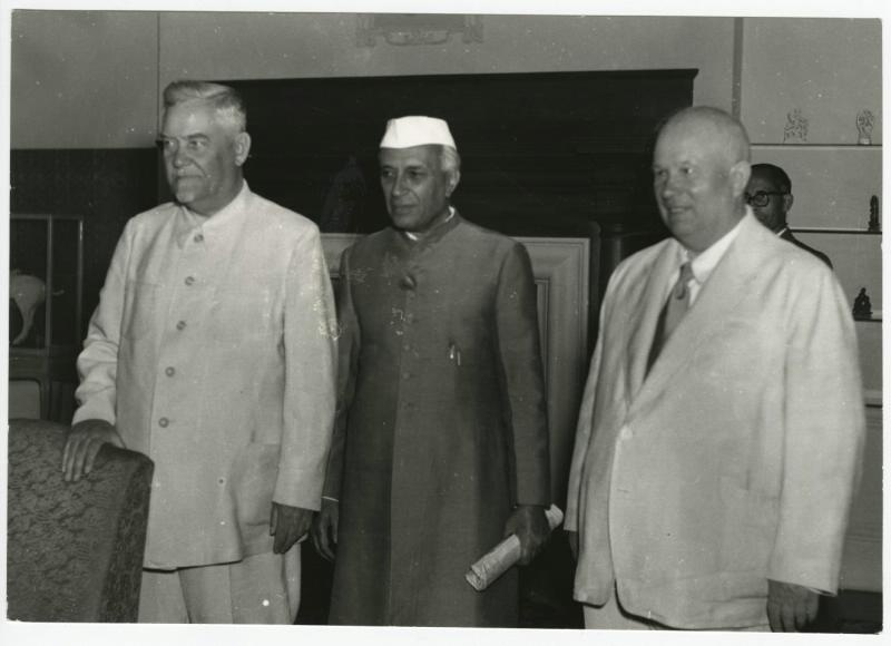 Визит Никиты Хрущева в Индию, 1956 год, Индия. В центре – Джавахарлал Неру, слева – Николай Булганин.Выставка «Лидеры СССР за границей» с этой фотографией.