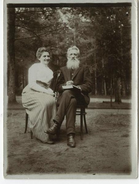 Варвара Ноевна Перес (урожденная Цехновичер) с отцом, 1912 год, Московская губ.