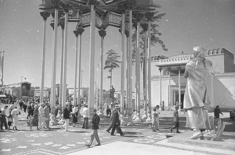 ВСХВ. Посетители на выставке, 1939 год, г. Москва